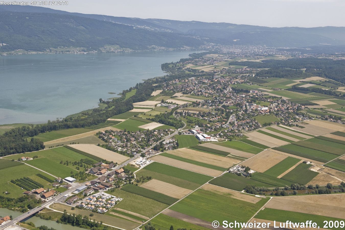 Grosses Moos im Berner Seeland Bielersee; Ortschaften im Zentrum: Gerolfingen - Täuffelen; ganz hinten: Biel und Mörigen
